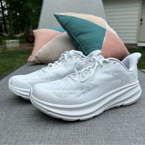 HOKA Clifton 9 NWOT - size 9d - white